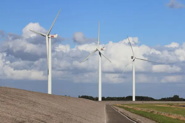 Mehrere Windmühlen Mit Blauem Himmel Hintergrund — Stockfoto