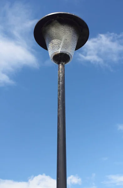 Een Straatlamp Met Blauwe Lucht Achtergrond — Stockfoto