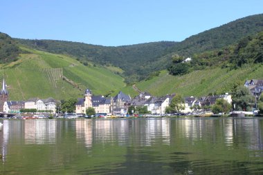 Bernkastel-Kues, Almanya 17 Ağustos 2016: Liman tarafından görüş