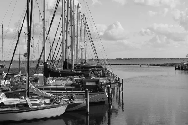 オランダのヘルキンゲンにある帆船の小さな港 — ストック写真