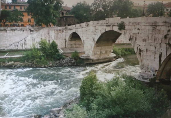 Puente Arco Piedra Conduce Través Del Tíber Roma —  Fotos de Stock