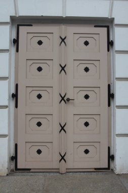 Dekore edilmiş eski bir ön kapının ayrıntılı bir resmi. 