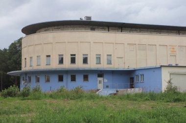 Prora, Nazi Almanyası tarafından Nazi planlı devasa turistik yapılarıyla bilinen Ruegen, Almanya 'da bir sahil beldesi olarak inşa edildi.