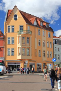 Stralsund, Almanya 6 Ağustos 2017: Eski kasabadaki muhteşem evler