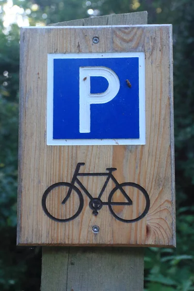 自行车停车场的蓝色白色标志 — 图库照片