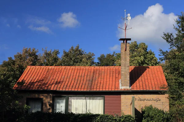 Ładny Domek Zbudowany Czerwonej Cegły Błękitne Niebo Tle — Zdjęcie stockowe