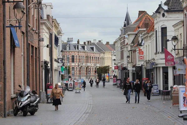 ベルゲン ズーム オランダ2017年10月4日 人口66 569人のオランダ北部ブラバント州の自治体であるベルゲン ズームの商店街 — ストック写真
