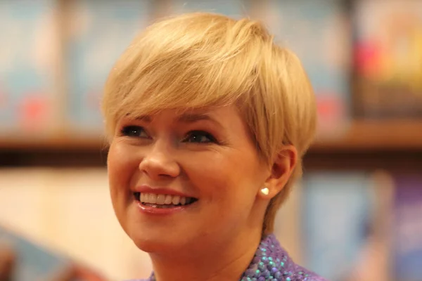 Frankfurt, Almanya 14 Ekim 2017: Cecelia Ahern, İrlandalı bir romancı, kitap fuarında imza attı