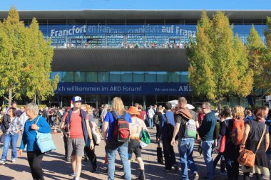 Frankfurt, Almanya 14 Ekim 2017: Frankfurt Kitap Fuarı 'nın açık hava alanı