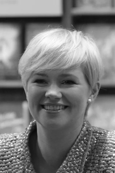 Frankfurt, Almanya 14 Ekim 2017: Cecelia Ahern, İrlandalı bir romancı, kitap fuarında imza attı