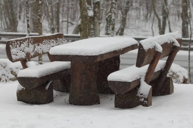 Taze karla kaplı yürüyüş yapanlar için dinlenme yeri.