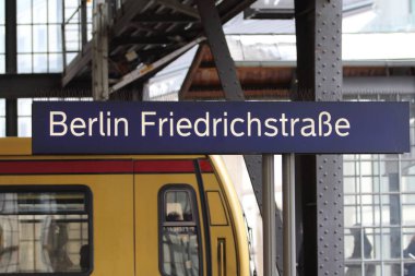 Berlin Friedrichstrasse, Almanya 'nın başkenti Berlin' de yer alan bir tren istasyonu. Berlin 'in Mitte ilçesinde büyük bir kuzey-güney caddesi olan Friedrichstrasse' de, sokağın Spree Nehri 'ni geçtiği yere bitişiğinde yer alır.