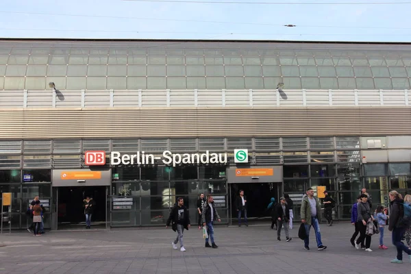 2018年4月3日ドイツ ベルリン スパンダウ駅 Berlin Spandau Station スパンダウの旧市街の南西端に位置するベルリン地区のドイツ バーン駅である — ストック写真