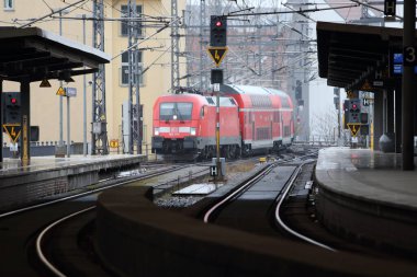 Berlin, Almanya 1. Nisan 2018: Deutsche Bahn treni istasyona giriyor Friedrichstreet