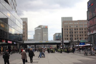 Berlin, Almanya 5 Nisan 2018: Alexanderplatz Berlin 'in orta Mitte bölgesinde büyük bir halk meydanı ve ulaşım merkezidir. Meydana Rus Çarı I. Alexander 'ın adı verilmiştir.