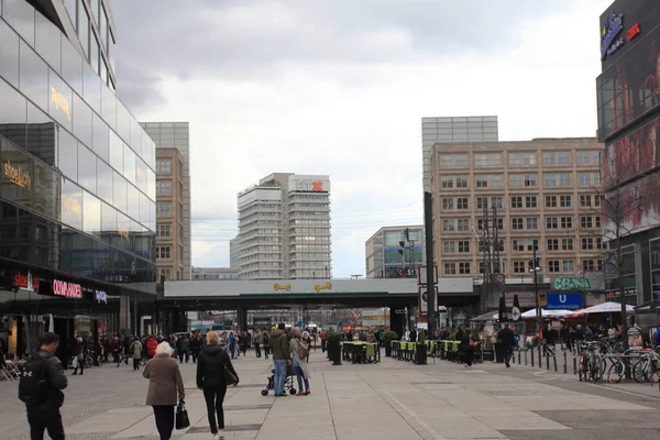 ベルリン ドイツ2018年4月5日 アレクサンドルプラッツはベルリンのミッテ中心部にある公共広場と交通機関の中心地です 広場名はロシア皇帝アレクサンダー1世にちなんで名付けられた — ストック写真