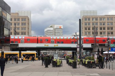 Berlin, Almanya 5 Nisan 2018: Alexanderplatz Berlin 'in orta Mitte bölgesinde büyük bir halk meydanı ve ulaşım merkezidir. Meydana Rus Çarı I. Alexander 'ın adı verilmiştir.