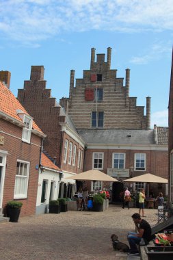 Veere, Hollanda 13 Temmuz 2018: Kasaba merkezindeki dükkanlar ve restoranlar
