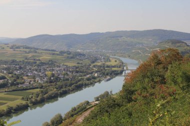 Bernkastel-Kues yakınlarındaki Moselle Vadisi 'nin arka planında Muelheim ve Lieser kasabaları yer almaktadır.