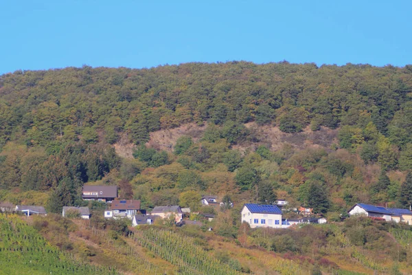 Petit Village Idyllique Dans Forêt Ciel Bleu Arrière Plan — Photo