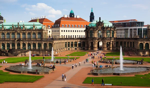 Здание Дрезденской галереи в здании Цвингера — стоковое фото