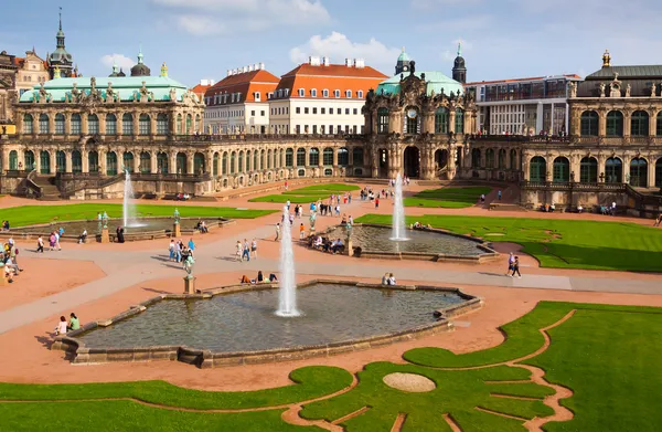 Здание Дрезденской галереи в здании Цвингера — стоковое фото