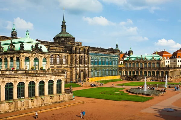 El edificio de la galería Dresde en la estructura de la Zwinger — Foto de Stock