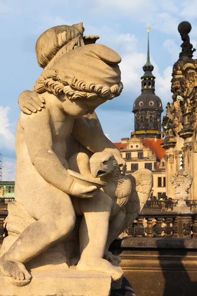 Het gebouw van de dresden gallery in de structuur van de zwinger — Stockfoto