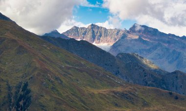 Sonbaharda Vipiteno yakınlarında Güney Tirol Alpleri