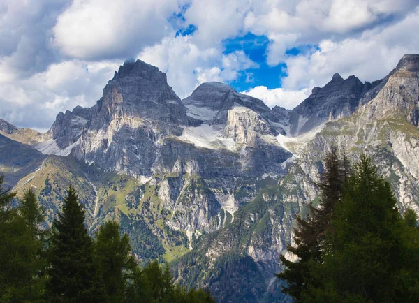 Sonbaharda Vipiteno yakınlarında Güney Tirol Alpleri