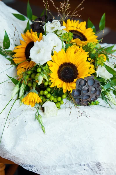 งานแต่งยังคงมีชีวิตอยู่ด้วยช่อดอกไม้และชุด — ภาพถ่ายสต็อก