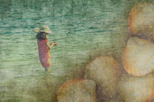 genç kız toplama deniz kabukları