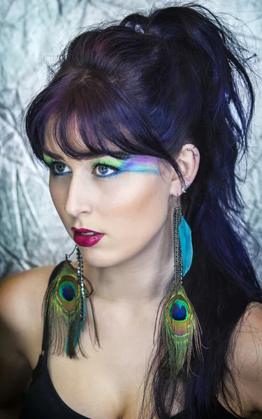 Hermosa mujer joven en maquillaje inspirado pavo real — Foto de Stock