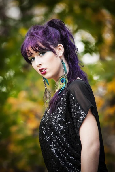 孔雀の美しい若い女性風メイク — ストック写真