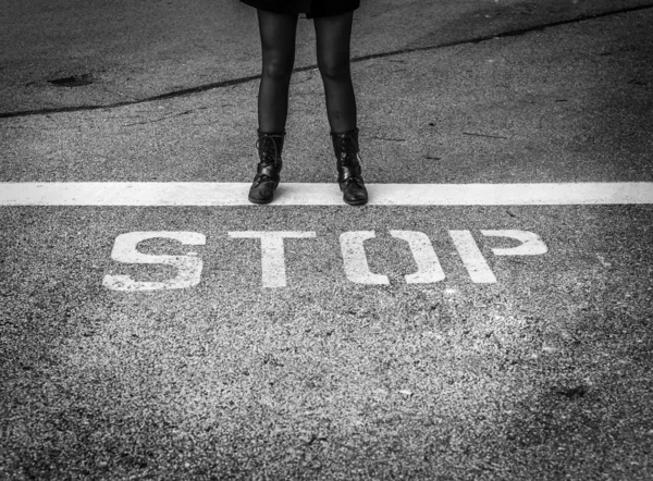 Mujer en botas de combate de pie fuerte con la palabra "Stop " —  Fotos de Stock