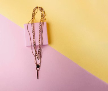 Mücevher yaşam tarzı düz bir düzen ve metin için yer var. Mücevher arka plan modelleme afişi. Moda aksesuarları.