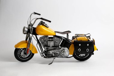 Duvarda beyaz arka planı olan bir motosiklet. Klasik özel motosiklet oyuncağı.