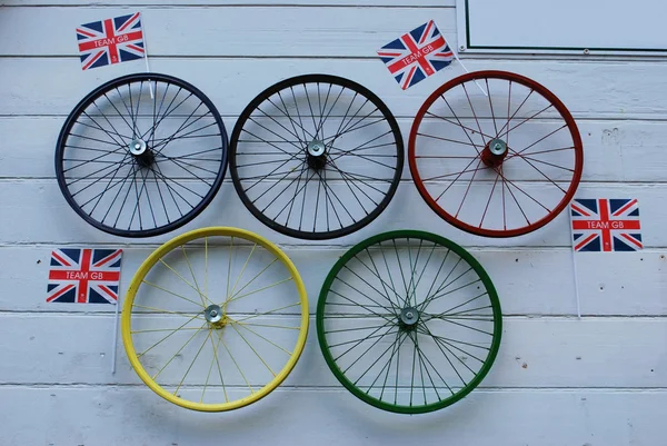 Roues de vélo sur le mur comme symbole olympique — Photo