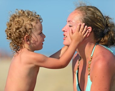 bir anne çocuk öpücük