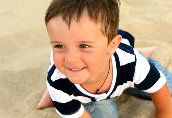 El chico toca la orilla del mar — Foto de Stock