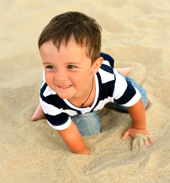 El chico toca la orilla del mar — Foto de Stock