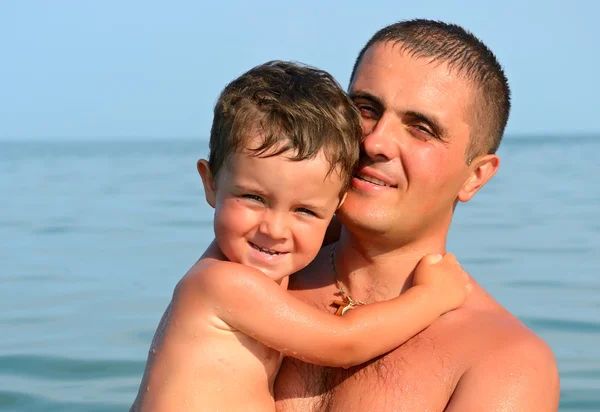 Man met een jongen aan de kust — Stockfoto