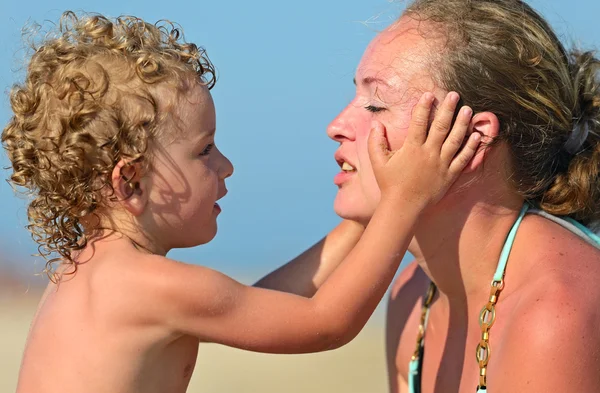 Dítě políbí matka — Stock fotografie