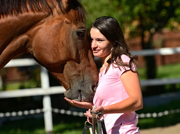 Meisje met paard — Stockfoto