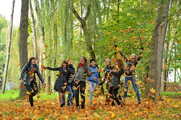 Meisje in het park — Stockfoto