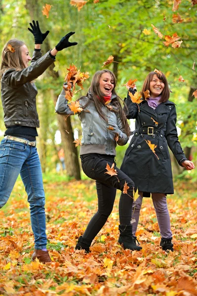 Meisje in het park — Stockfoto