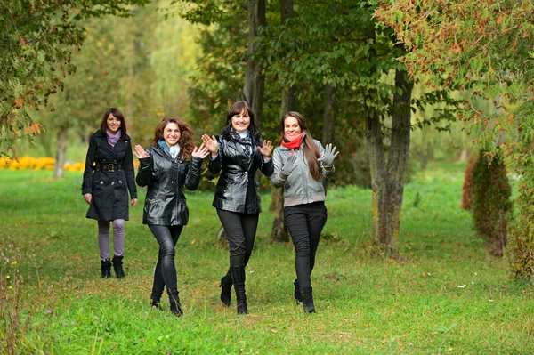 Meisje in het park — Stockfoto