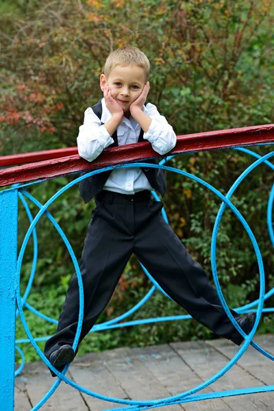 Sesión de fotos de niño en un parque municipal — Foto de Stock