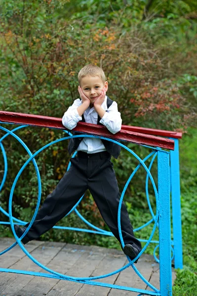 Sesión de fotos de niño en un parque municipal — Foto de Stock