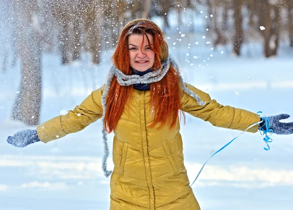 Girls winter fun in the park — Stock Photo, Image